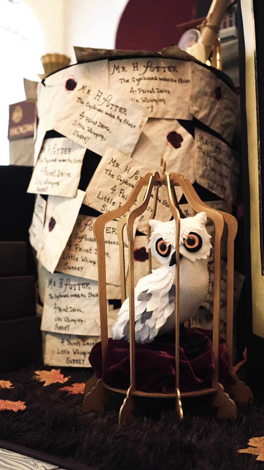 Hedwig entre as cartas de Hogwarts.