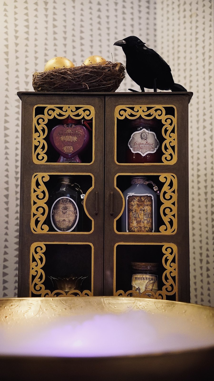 O armário de poções: Amortentia, Dragon Blood, Felix Felicis.